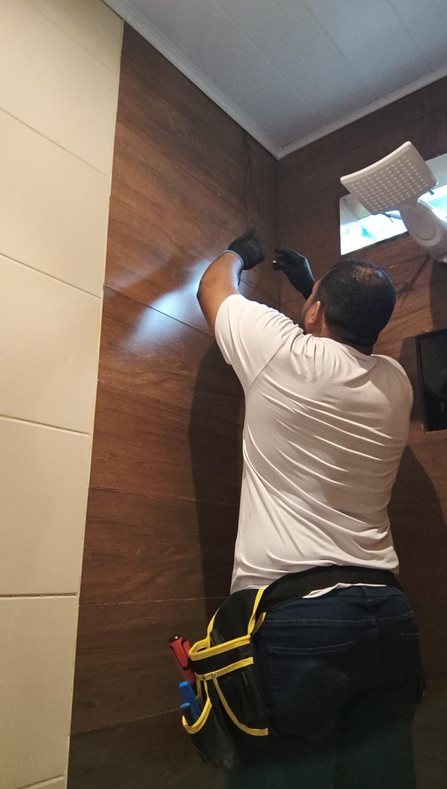 Profissional trabalhando em uma instalação elétrica